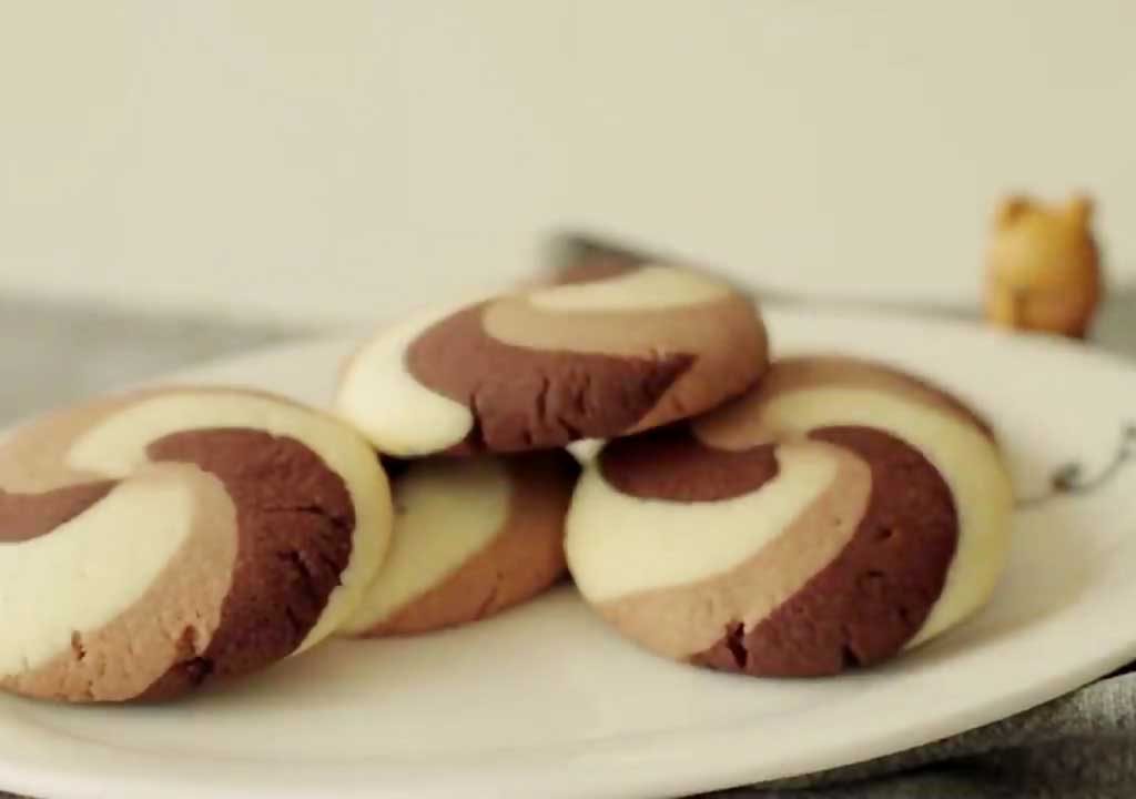 طرز-تهیه-شیرینی-کوکی-سه-رنگ-به-روش-آسان