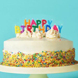 شیرینی برای تولد در مدرسه